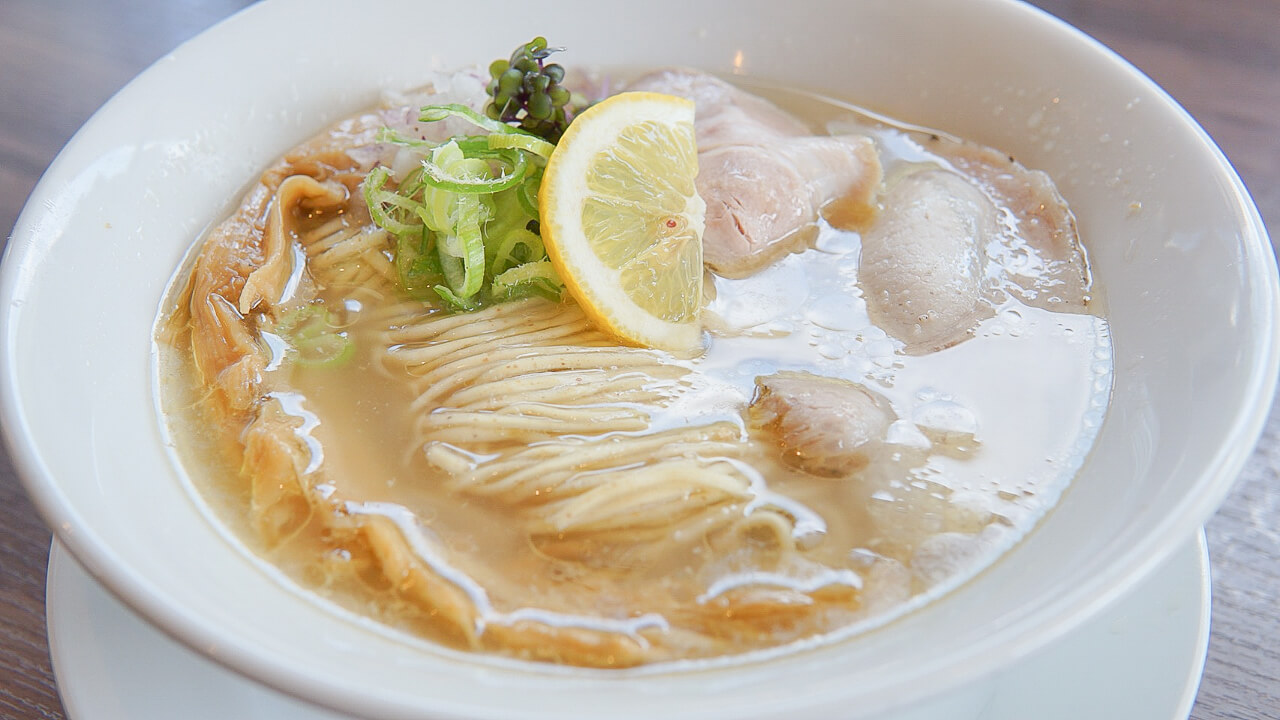 自家製麵 鶏冠の塩そばはスープが透き通っています。