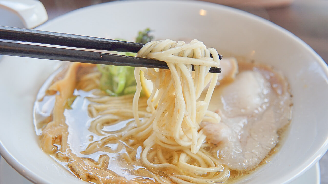 自家製麵 鶏冠の塩そばの麺