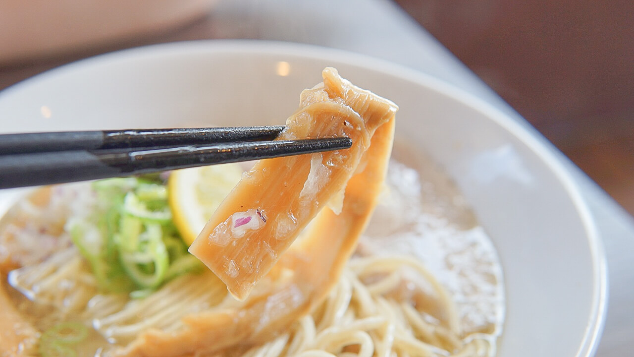 自家製麵 鶏冠の塩そばのメンマ。太くて大きい