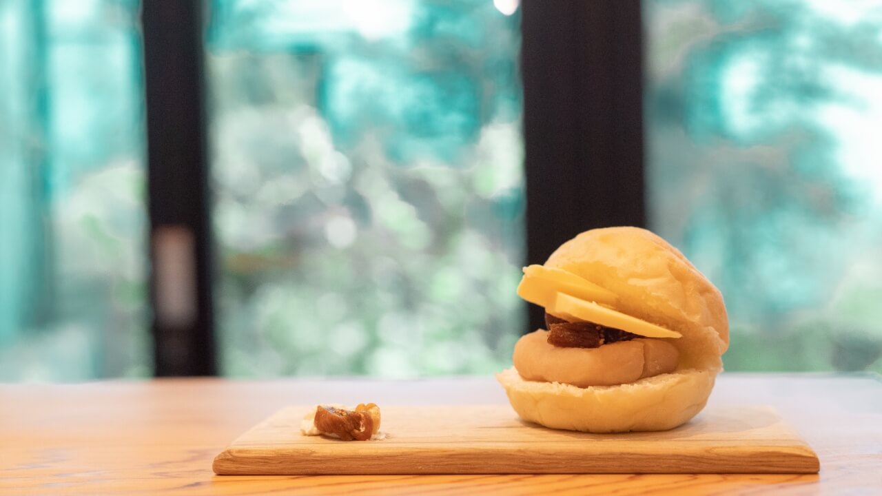 あんバターサンド。山形市成沢にあるパン屋「KOUBさん」の湯種丸パンと「和菓子甘果さん」の白あんを使用しています。