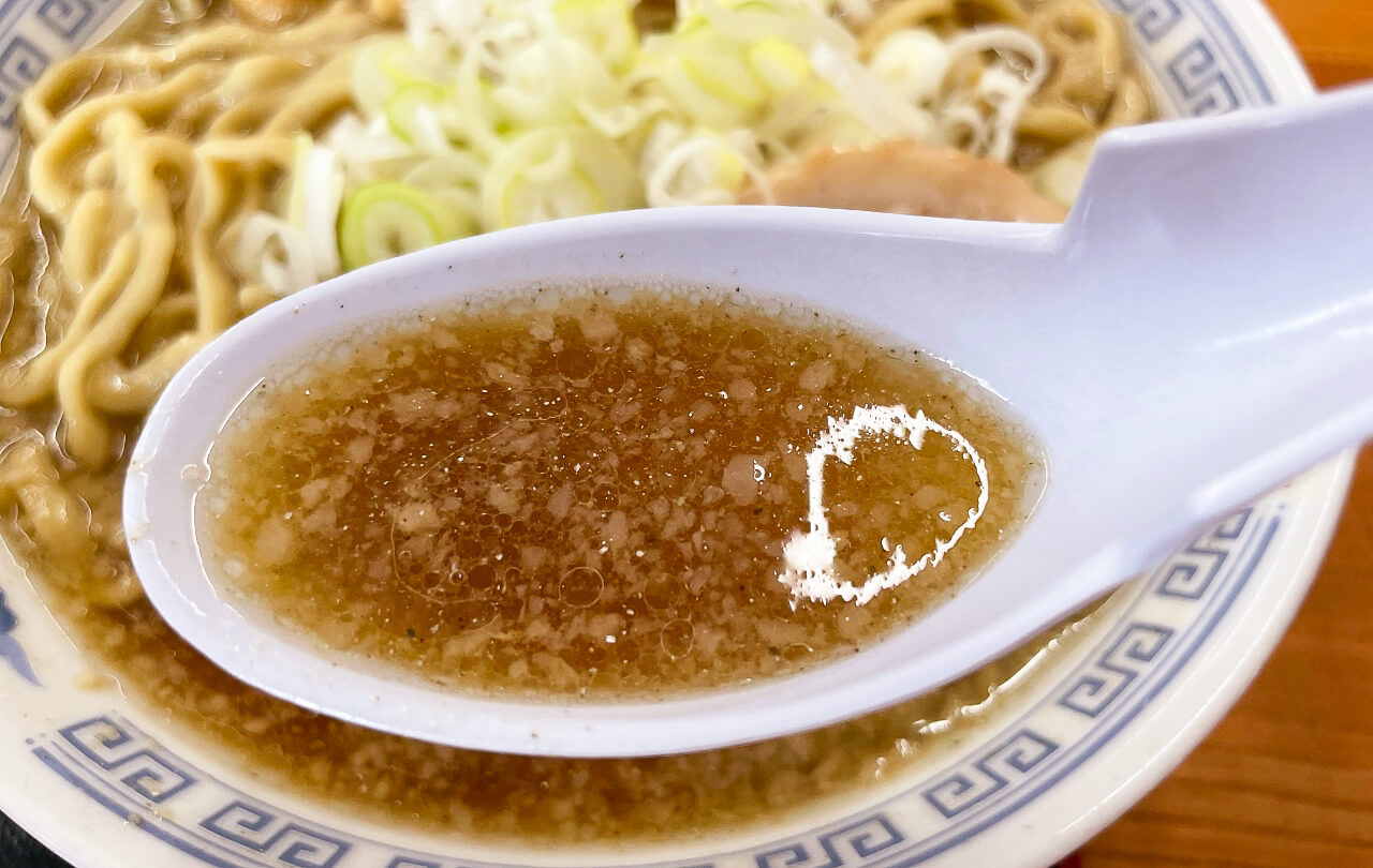 煮干し中華こってり中のスープ②