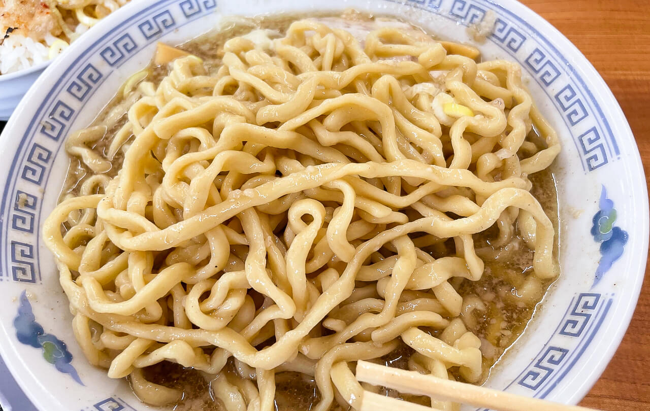 煮干し中華こってり中のワシワシ麺①