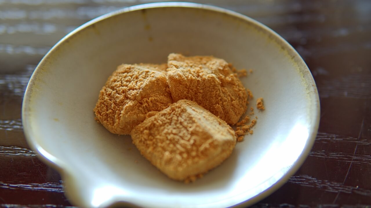 きなこ味のわらび餅を食べる